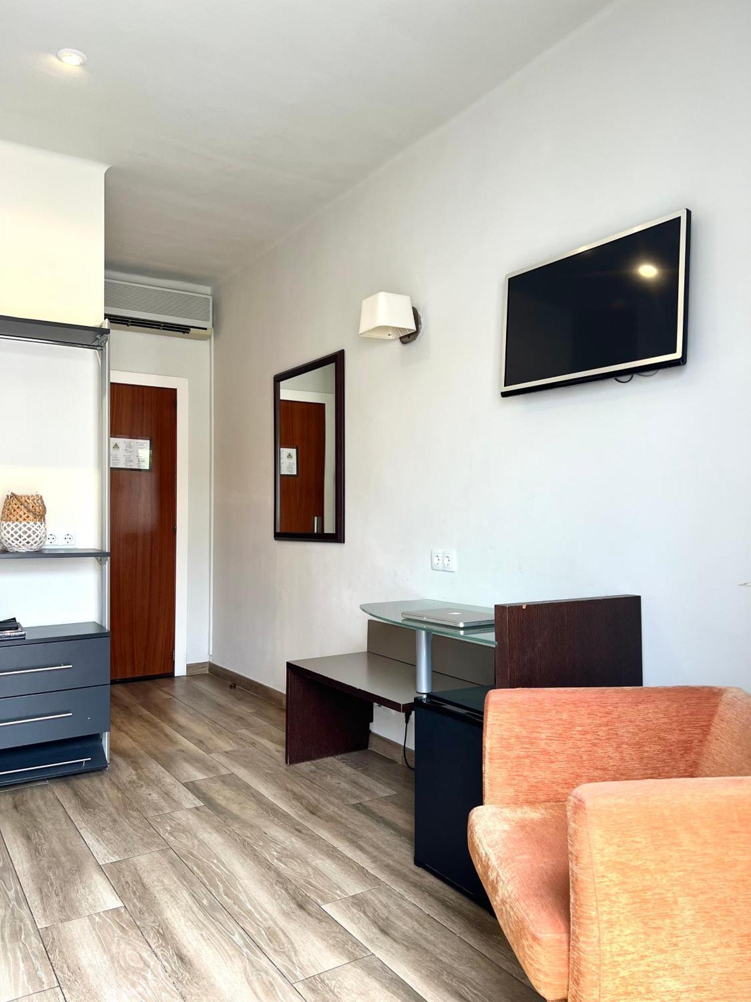 Hotel & Restaurant Figueres Parc Los Hostalets de Llers Εξωτερικό φωτογραφία