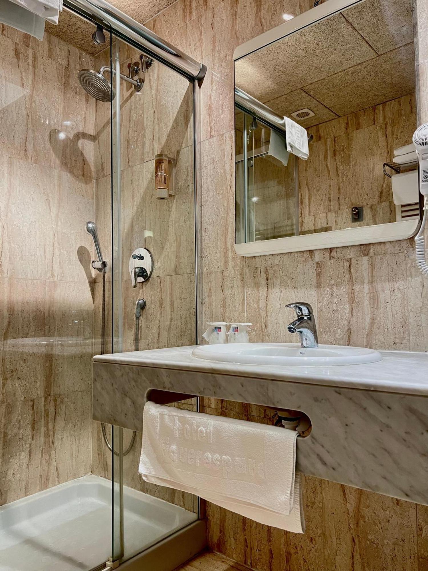 Hotel & Restaurant Figueres Parc Los Hostalets de Llers Εξωτερικό φωτογραφία
