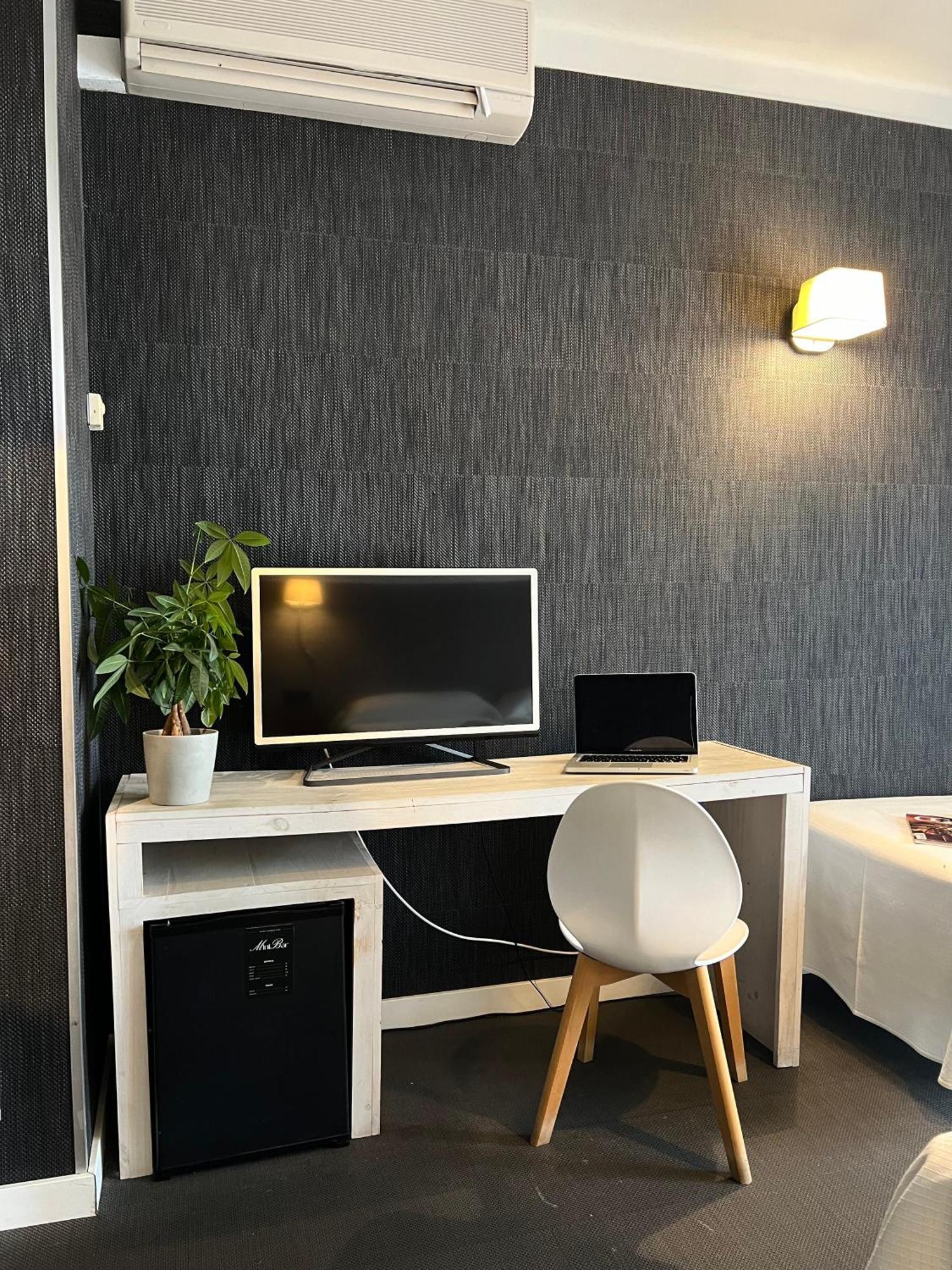 Hotel & Restaurant Figueres Parc Los Hostalets de Llers Εξωτερικό φωτογραφία