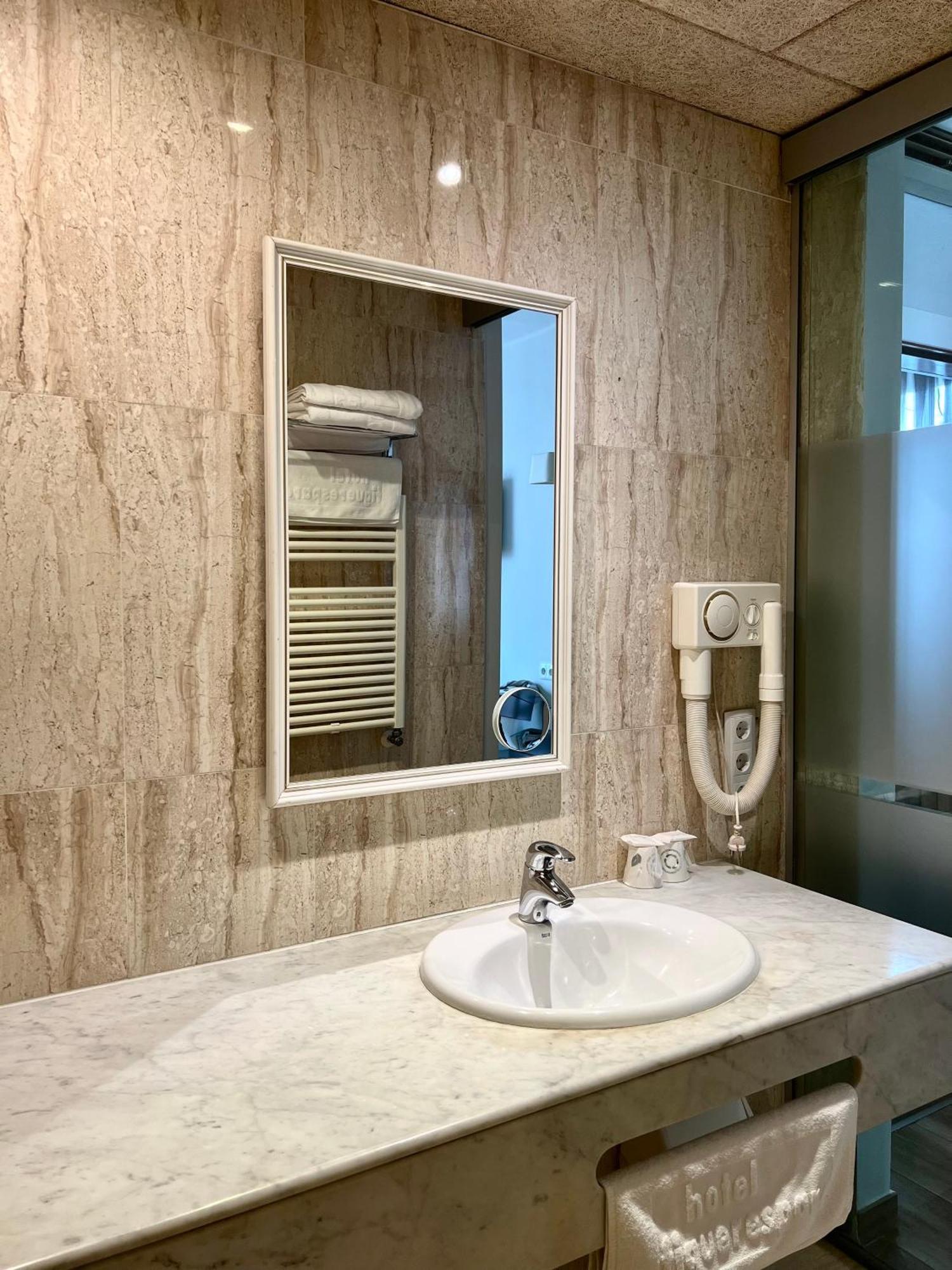 Hotel & Restaurant Figueres Parc Los Hostalets de Llers Εξωτερικό φωτογραφία