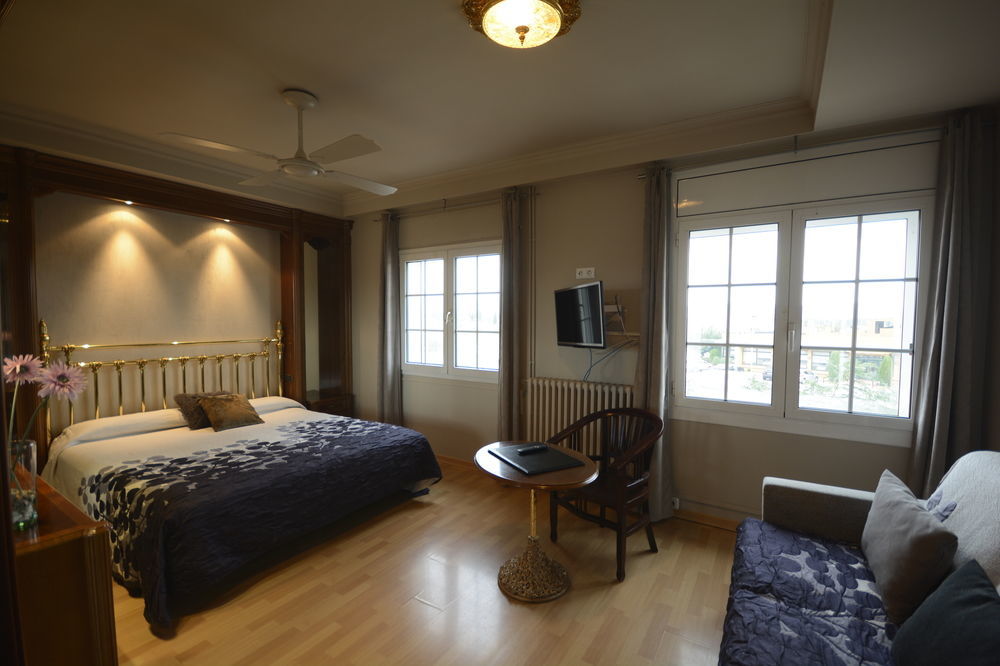 Hotel & Restaurant Figueres Parc Los Hostalets de Llers Εξωτερικό φωτογραφία