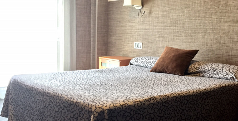 Hotel & Restaurant Figueres Parc Los Hostalets de Llers Εξωτερικό φωτογραφία